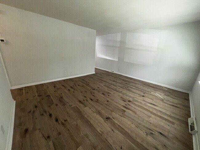 Foto del edificio - Newly renovated 2-bedroom, 1-bath duplex in Charlotte Located just minutes from NoDa, Plaza Midwo...