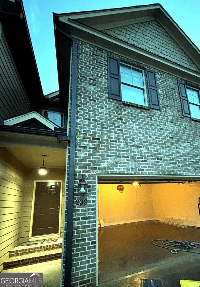 Building Photo - 232 Cashes Dr