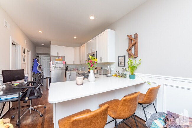 Foto del edificio - 2451 W Haddon Ave