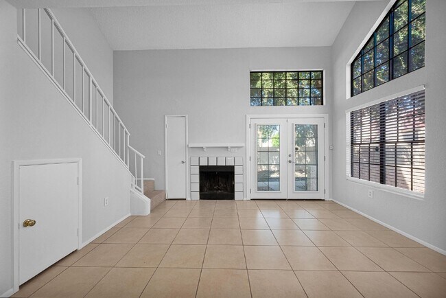 Building Photo - Mesa Loft townhome with 1 bedroom, loft an...