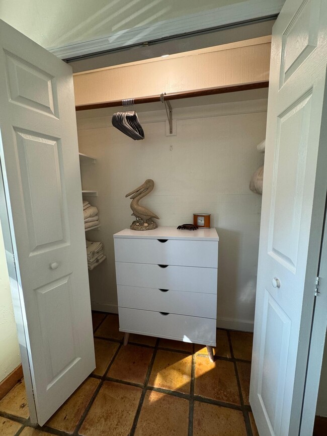 Building Photo - 256 E 24th St