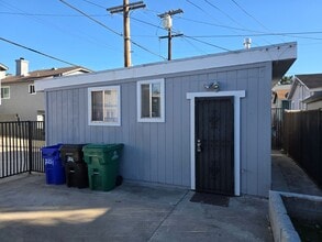 Building Photo - 3221 Lincoln Ave