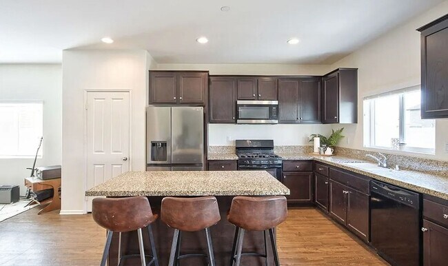 Foto del edificio - Stunning 5 Bed/3 Bath Home With Spacious L...