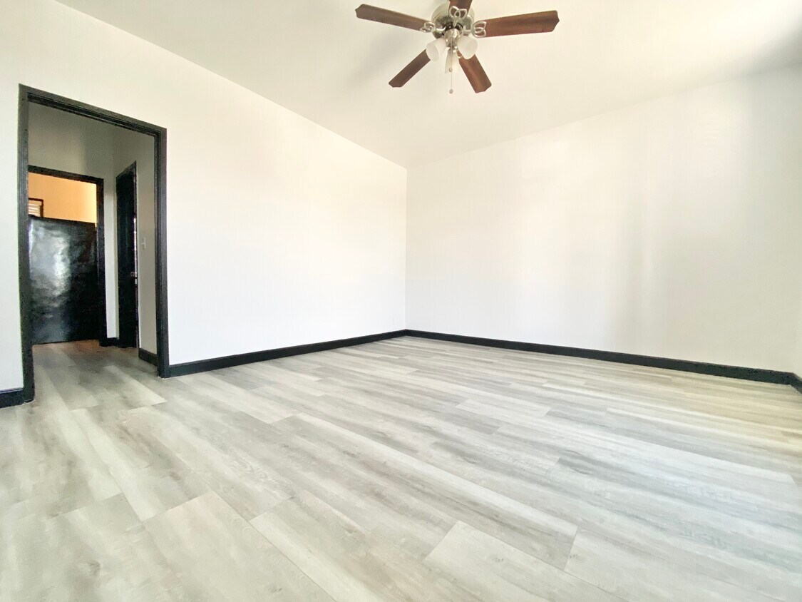 Foto principal - 417 W Los Feliz Rd Glendale, CA 91204