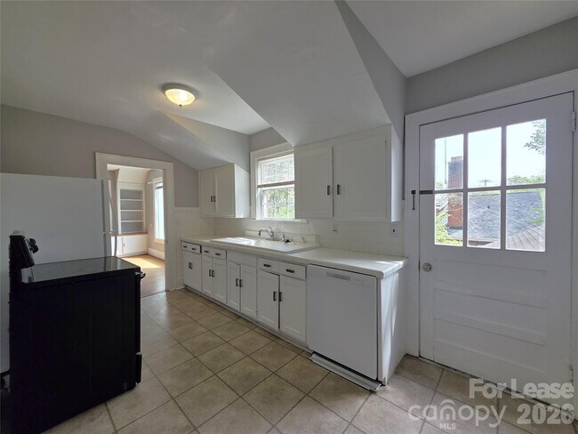 Foto del edificio - 754 Montgomery Ave