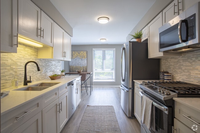 3BR,2BA,1590SF - Valley Lo Towers