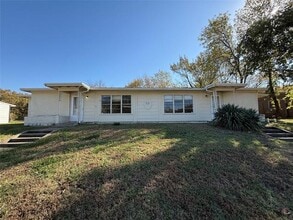 Building Photo - 10 Pershing Dr