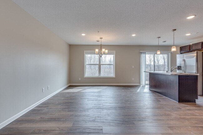 Foto del edificio - Big Lake row style / front to back townhom...