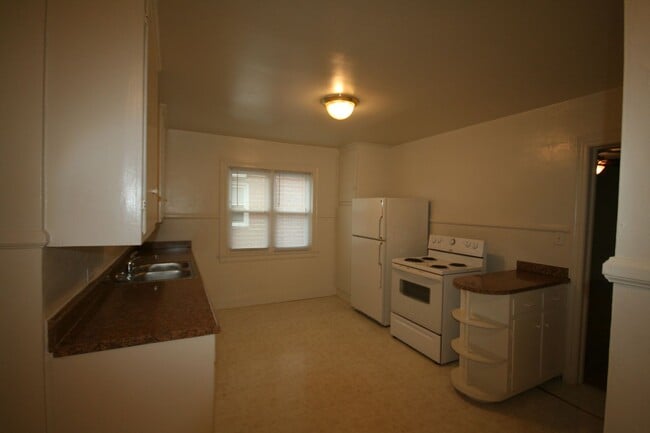 Foto del edificio - Spacious 2nd Floor Apartment - HUGE Kitchen - Between Duke West and Downtown