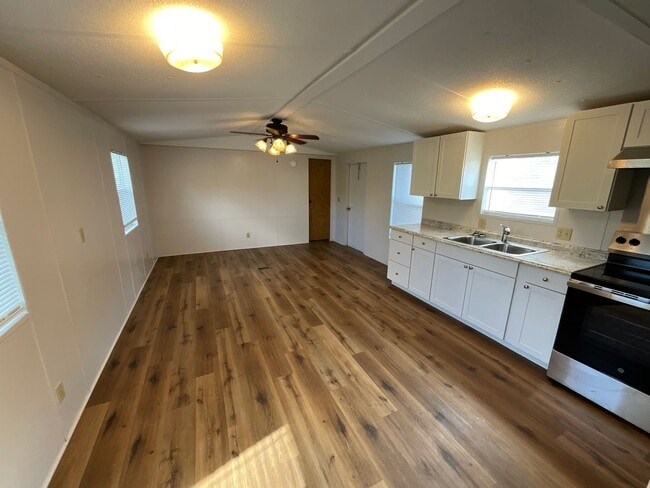 Building Photo - Sweet 2/1 Mobile Home in Marianna w/ Well & Septic