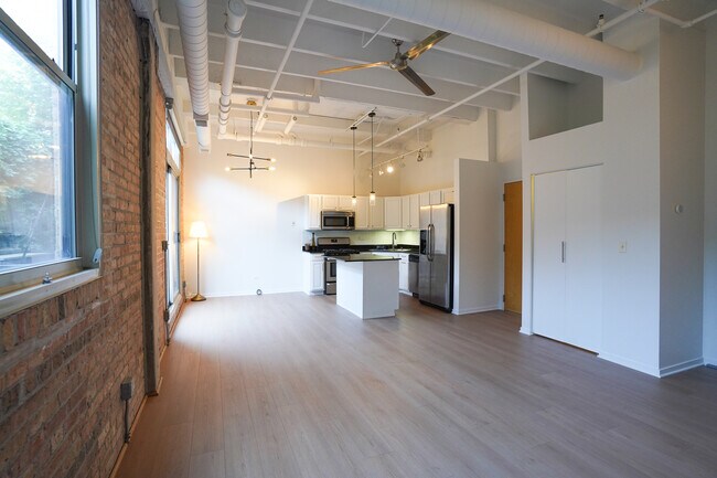 Foto del edificio - 1740 N Maplewood Ave