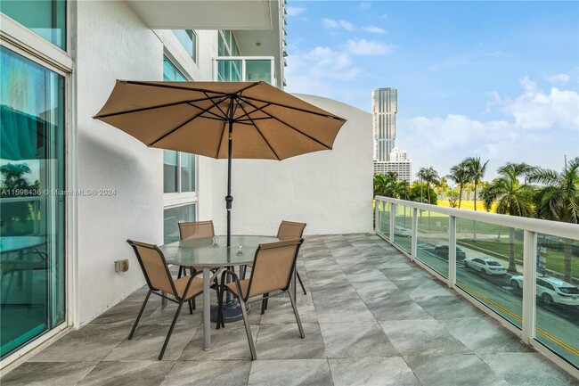 Building Photo - 1800 N Bayshore Dr