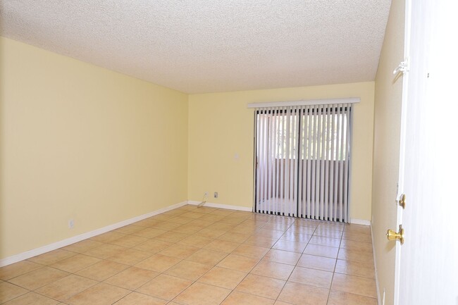 Foto del edificio - Lovely 2nd Floor, 1 Bed, 1 Bath Condo At D...