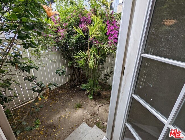 Foto del edificio - 12735 Oxnard St