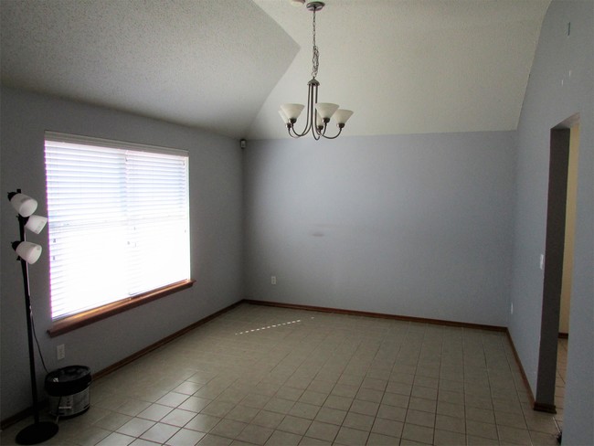 Building Photo - 8805 Woodbend Dr