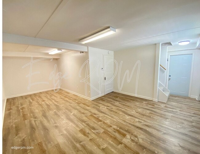 Building Photo - For Rent: Updated 2 Bedroom, 1.5 Bath Town...