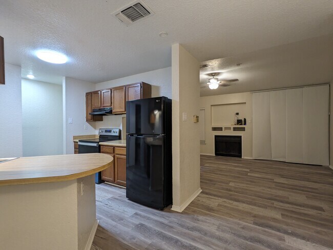 De la cocina a la sala de estar - 2521 Corian Glen Dr