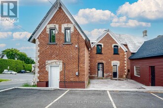 Building Photo - 5561 Manotick Main St