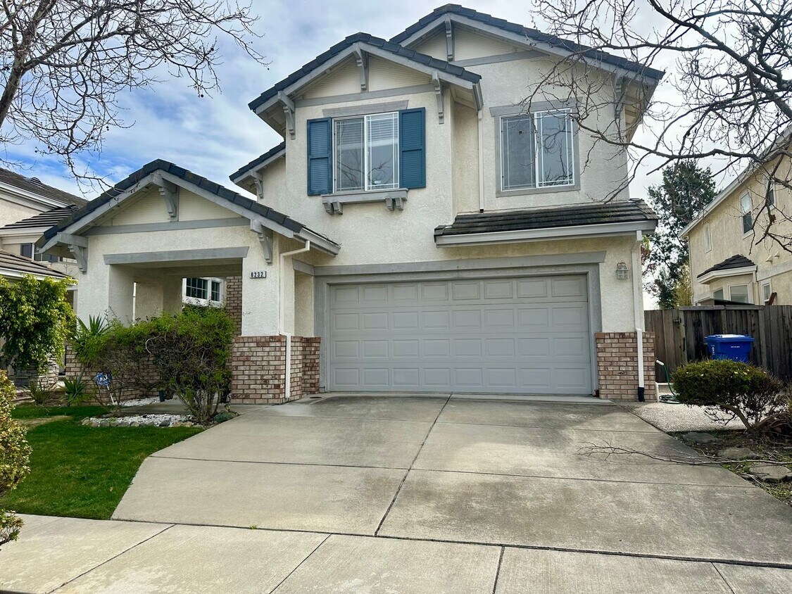 Primary Photo - Luxurious 4 Bedroom 3 Bathroom!