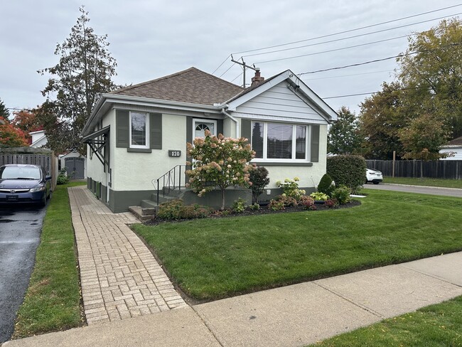 Building Photo - Comfortable Living Layout (2 Bed, 1 Bath)