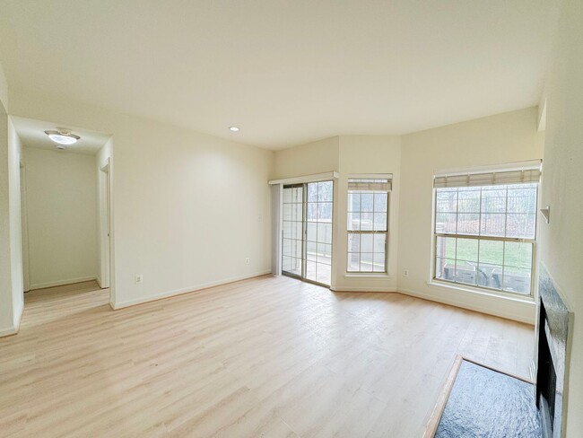 Building Photo - Beautiful 1 Bed 1 Bath Condo With Patio In...