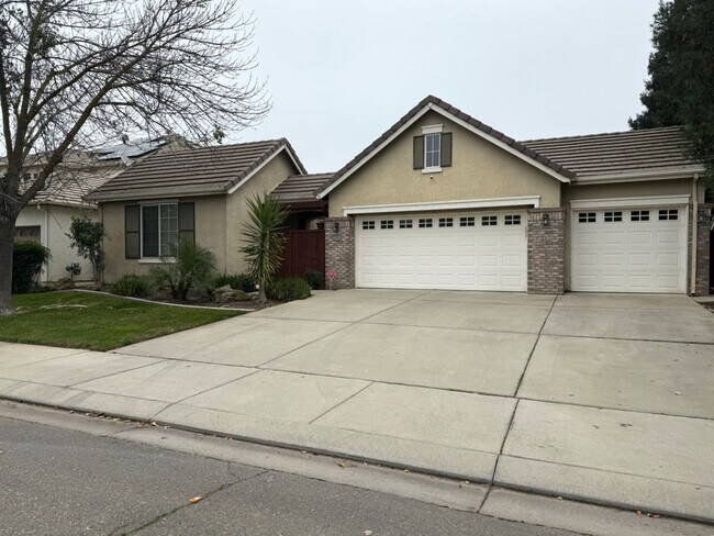 Foto del edificio - Polished and Chic 4/2 Available NOW!!