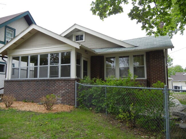 Building Photo - Charming 3-Bed Home with Hardwood Floors and 1400 Sq Ft of Comfort in Minneapolis