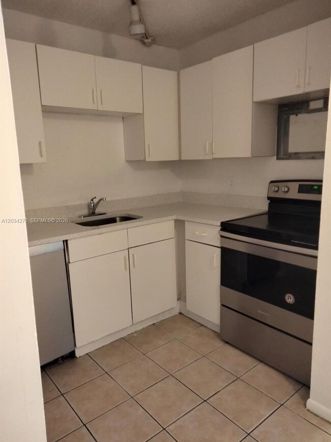 Building Photo - 10886 Royal Palm Blvd
