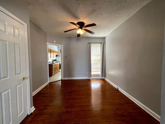 Foto del edificio - 3 Bedroom Home Steps to LaSalle University