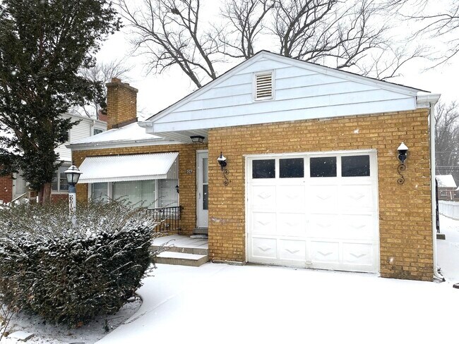 Building Photo - 306 W Lonnquist Blvd