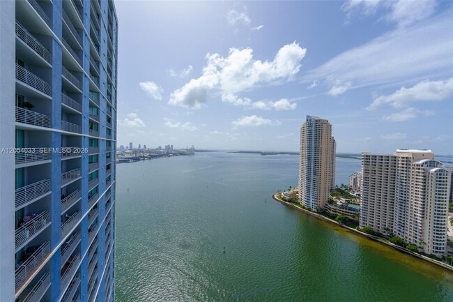 Foto del edificio - 325 S Biscayne Blvd