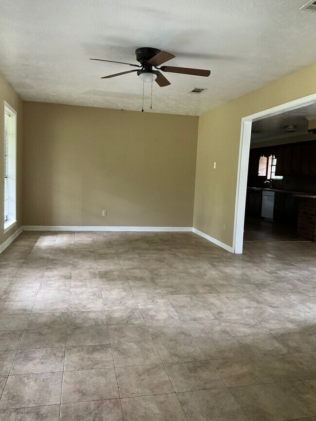 Foto del edificio - 323 McReynolds Cir