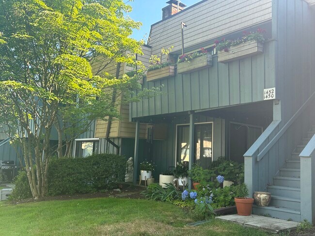 Building Photo - 1450 Melville Ave