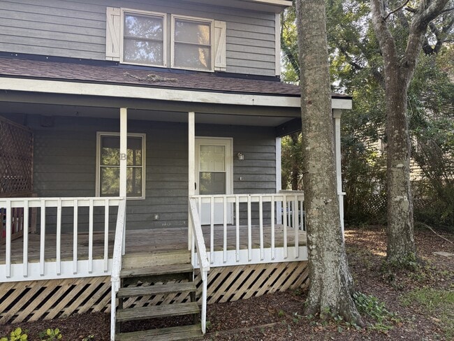 Building Photo - 300 Lee Dr