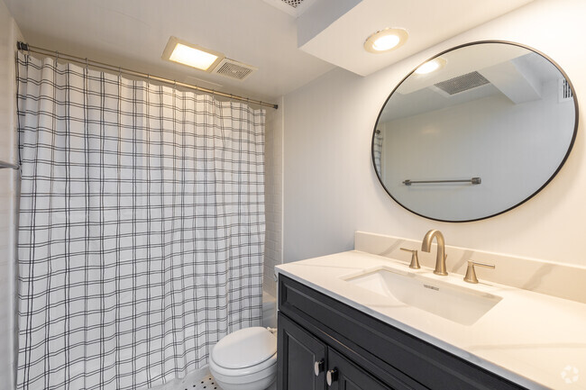 1BR, 1BA - 700SF - Bathroom - Grotto Apartments