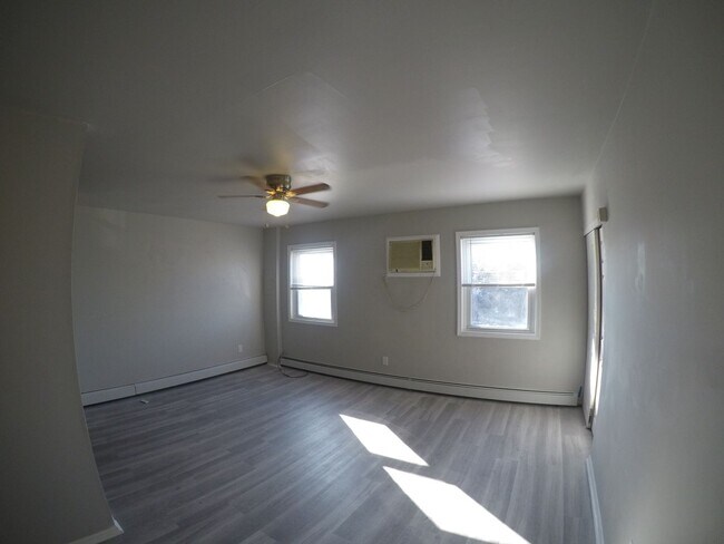 Building Photo - SPACIOUS 2bd/1ba Wissinoming Available NOW!