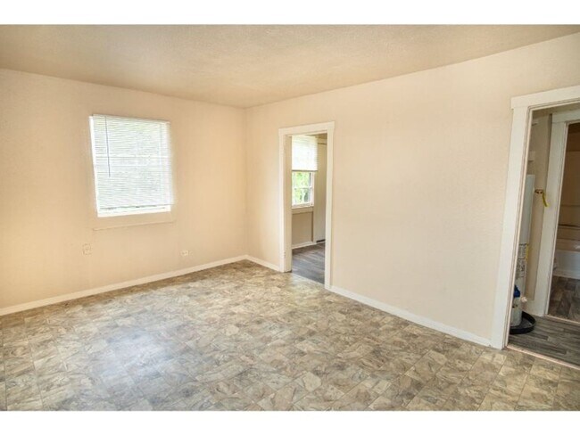 Foto del edificio - Cozy Renovated 2 BR Near Downtown