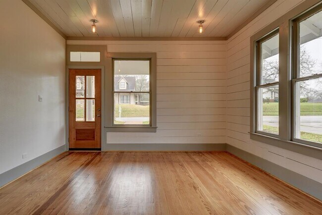 Building Photo - 1405 S Day St