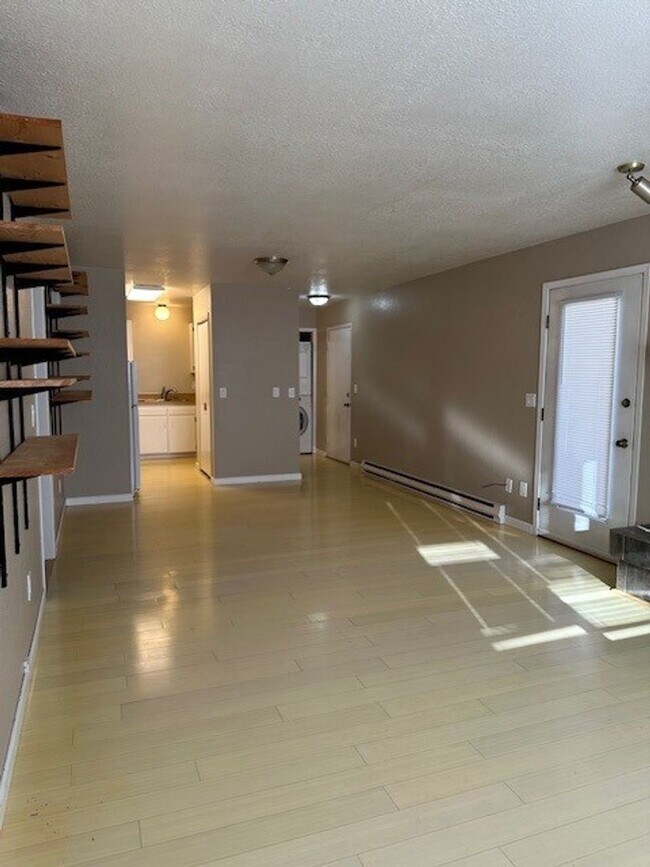 Foto del edificio - 2BED, 1BATH IN JEWEL LAKE AREA |LAUNDRY IN UNIT!!!