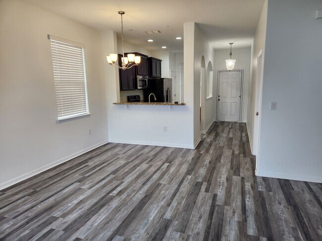 Foto del edificio - Spacious 3/3 Townhome With Lake View
