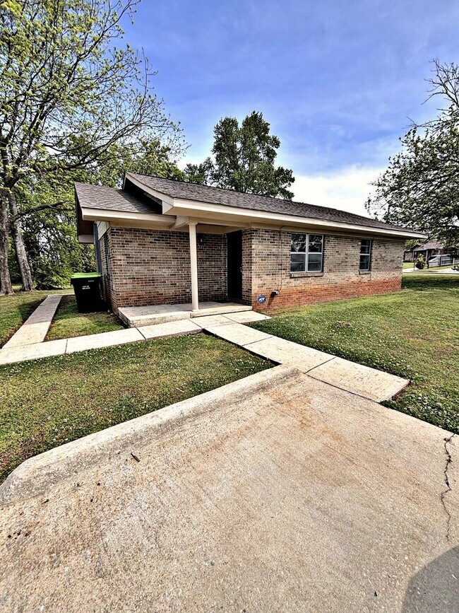 Building Photo - 102 Elm Ct