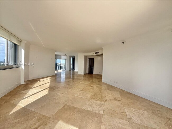 Foto del edificio - 3801 NE 207th St