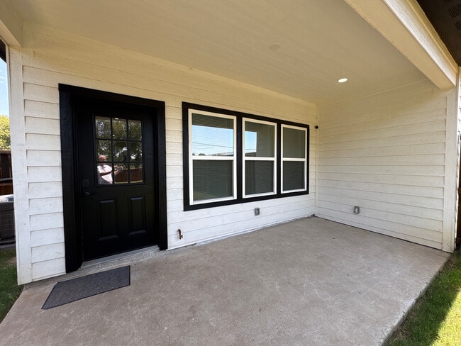 Building Photo - Room in Duplex on Wendelkin St