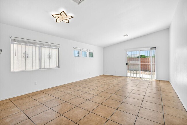 Foto del edificio - BEAUTIFUL SINGLE-STORY HOME LOCATED IN LAS VEGAS