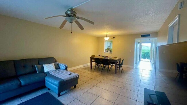 Foto del edificio - 4570 NW 18th Ave