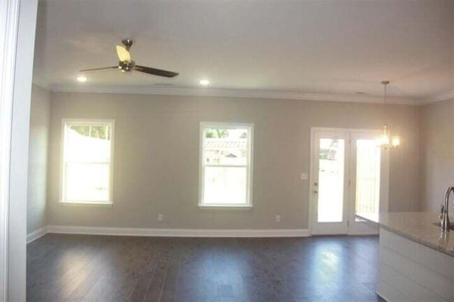 Building Photo - 539 NE Bellingham Dr
