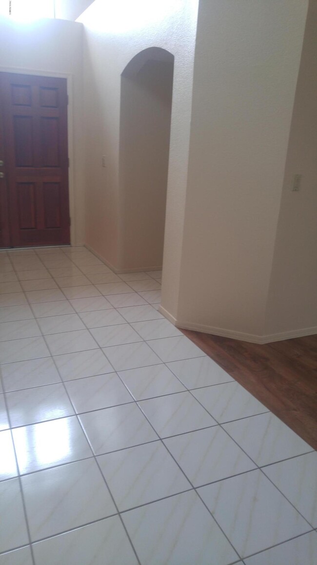 Building Photo - 2341 W Shawnee Dr