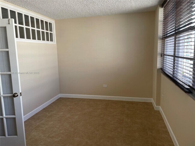 Foto del edificio - 999 Brickell Bay Dr