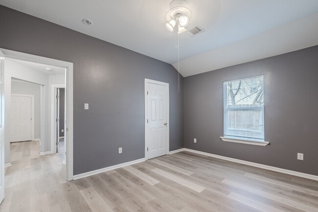 Foto del edificio - 834 Elkhart St