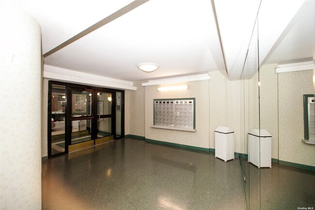 Foto del edificio - 98-40 64th Ave